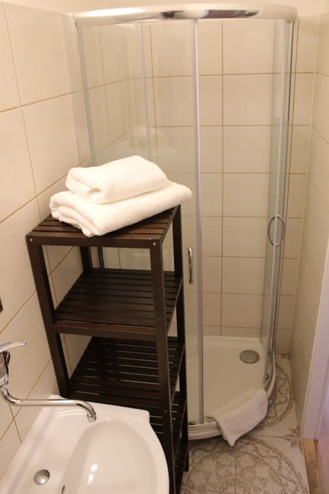 Standard Single Room | Bathroom shower