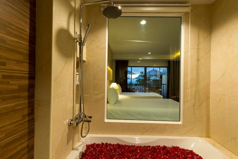 Deluxe Room, Sea View | Deep soaking bathtub