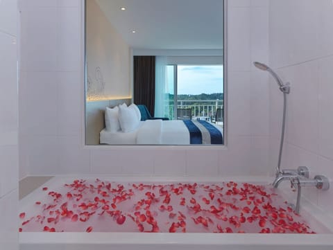 Executive Club Sea View Room | Bathroom | Shower, free toiletries, hair dryer, bathrobes