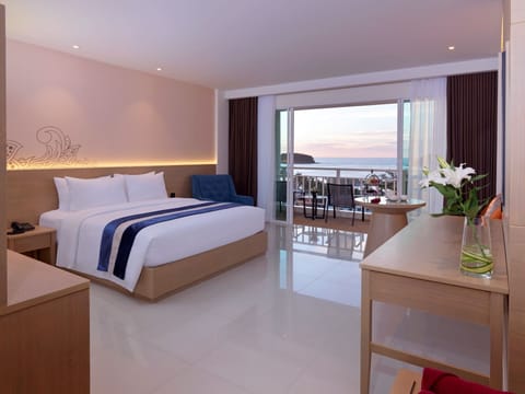 Executive Club Sea View Room | Premium bedding, minibar, in-room safe, desk