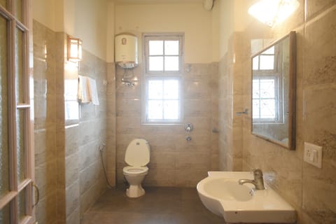 Deluxe Quadruple Room, City View | Bathroom | Shower, rainfall showerhead, towels, soap