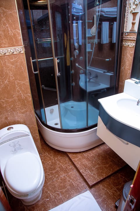 Suite, Sauna | Bathroom | Shower, free toiletries, hair dryer, bathrobes