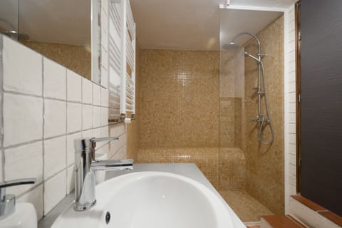 Quadruple Room, Private Bathroom (Alhambra) | Bathroom sink