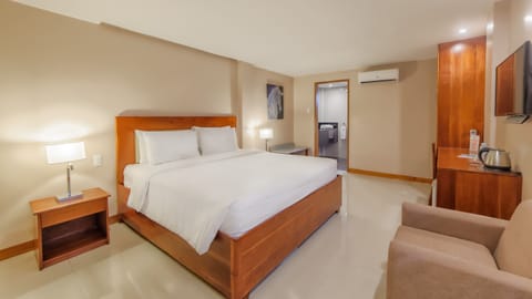 Deluxe Room | Minibar, in-room safe, blackout drapes, free WiFi