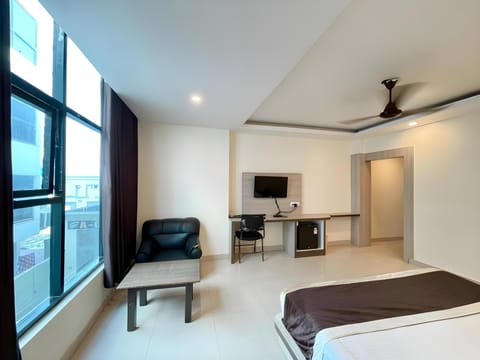 Deluxe Double Room | In-room dining