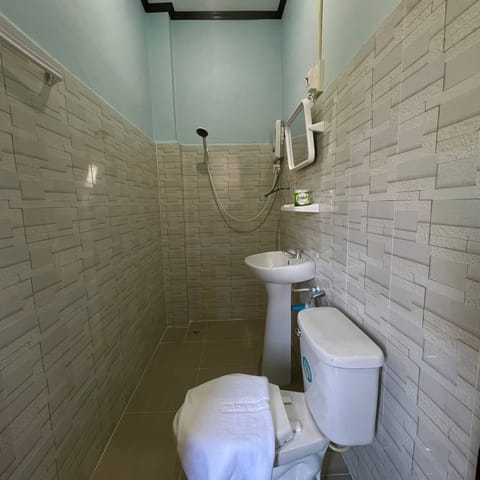 Classic Twin Room, City View | Bathroom | Free toiletries, soap, shampoo, toilet paper