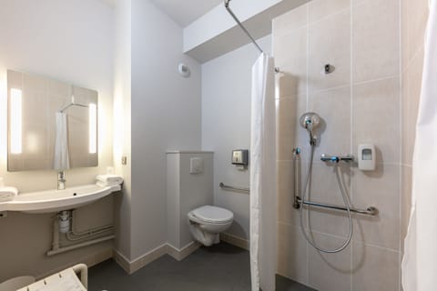 Double Room, Accessible, Non Smoking | Bathroom | Shower, towels