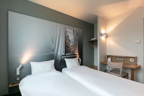 Twin Room | Premium bedding, desk, soundproofing, free WiFi