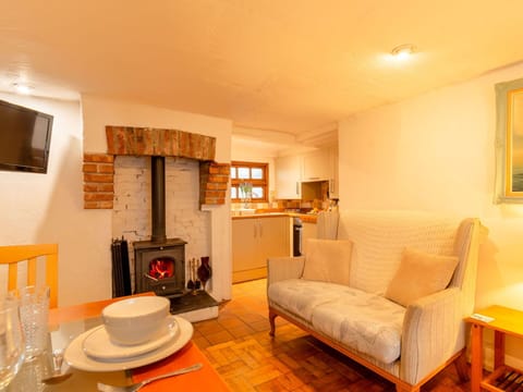 Furniture, Interior Design, Wall, Wood, Flooring, Room, Floor, Ceiling, Lighting, Living Room