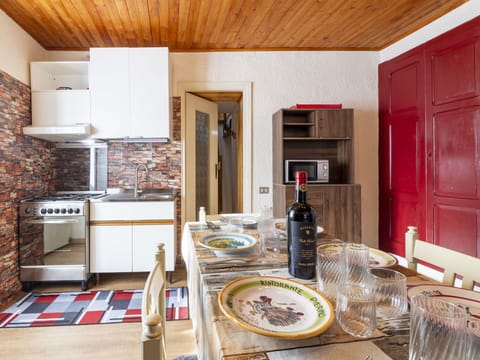 Cabinetry, Bottle, Kitchen, Wood, Interior Design, Countertop, Floor, Flooring, Shelving, Tableware