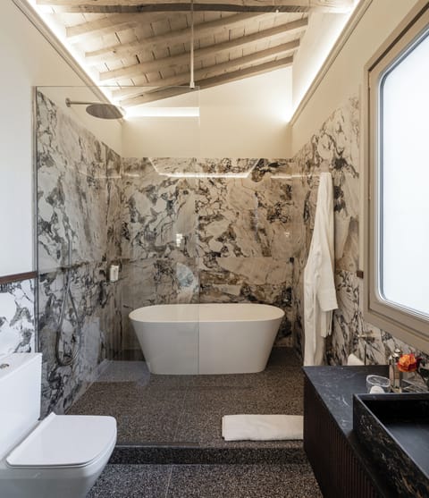 3AM | Bathroom | Separate tub and shower, free toiletries, hair dryer, bathrobes