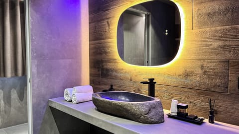 Exclusive Suite | Bathroom | Free toiletries, hair dryer, bathrobes, slippers