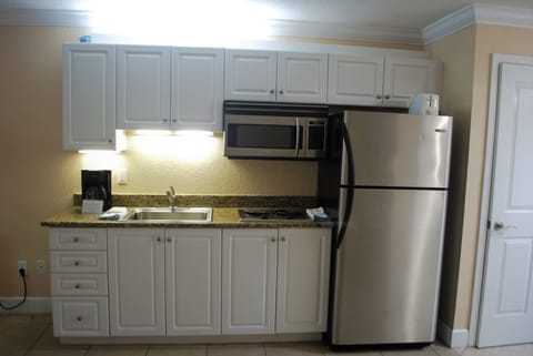 Off-Site Studio | Private kitchenette | Fridge, microwave, stovetop, coffee/tea maker