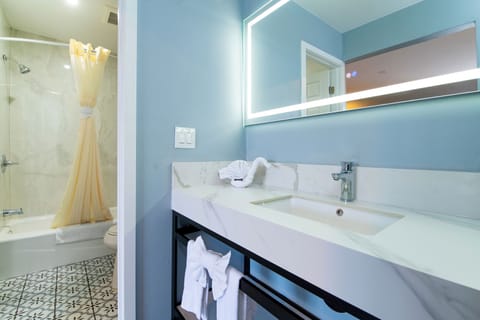DELUXE KING ROOM | Bathroom | Free toiletries, towels, soap, shampoo