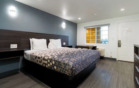 DELUXE KING ROOM | Desk, free WiFi, bed sheets