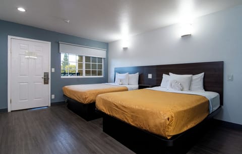 DELUXE WITH 2 QUEEN BEDS | Desk, free WiFi, bed sheets