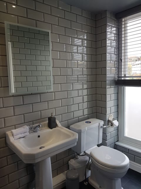 Standard Double Room | Bathroom