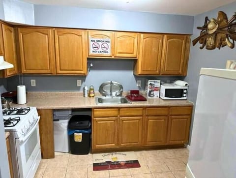 Full-size fridge, microwave, oven, stovetop