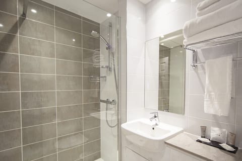 Superior Double Room | Bathroom | Combined shower/tub, hair dryer, towels