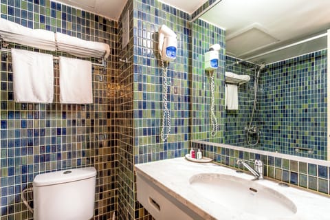 Superior Double or Twin Room, Bay View | Bathroom | Free toiletries, hair dryer, towels, soap