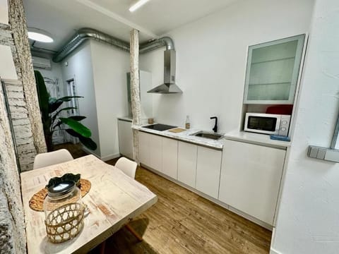 Studio Suite, City View | Private kitchen | Fridge, microwave, stovetop, cookware/dishes/utensils