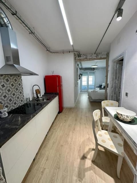 Studio Suite, City View | Private kitchen | Fridge, microwave, stovetop, cookware/dishes/utensils