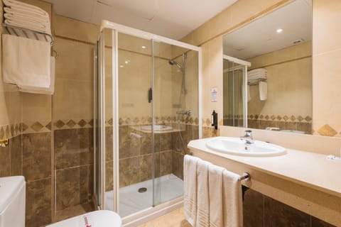 Standard Quadruple Room | Bathroom | Free toiletries, hair dryer, towels, soap