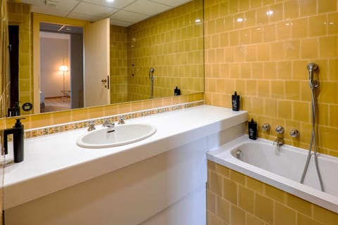 Standard Quadruple Room | Bathroom | Shower, towels