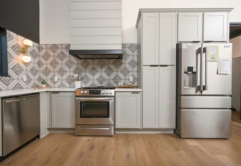 Fresh and modern – this well-equipped kitchen has all you need for vacation feasts!