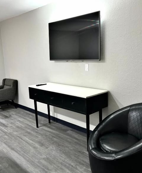 Double Room | Laptop workspace, blackout drapes, iron/ironing board, free WiFi