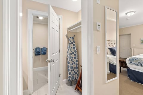 Deluxe Room | Bathroom | Combined shower/tub, free toiletries, towels, soap