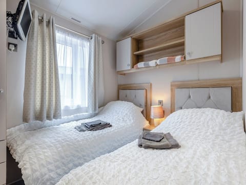 Twin bedroom | Highgrove Lodge, Pendine, near Laugharne and Llansteffan