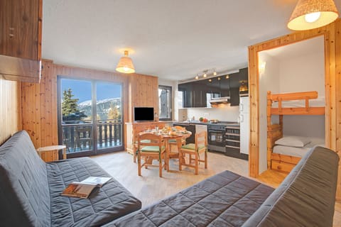 Family Apartment, 2 Bedrooms (Appartamento Bellevue Richardette) | Living room | 21-inch Smart TV with cable channels