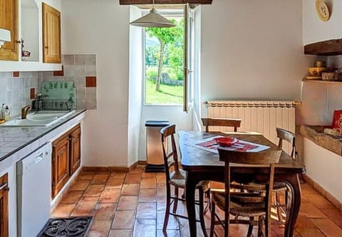 User-friendly kitchen with dining area and uninterrupted views 