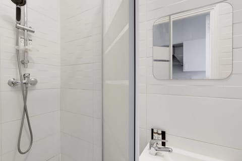 Apartment | Bathroom | Towels, toilet paper