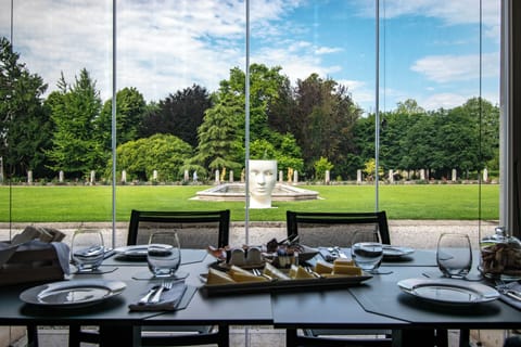 Daily continental breakfast (EUR 16 per person)