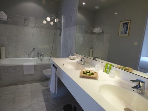 Classic Suite, Garden View | Bathroom