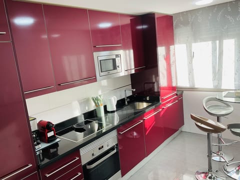 Full kitchen with refri, dishwasher, washer machine, full oven, microwave&stove