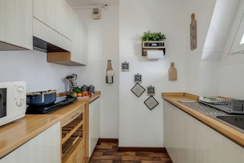 Standard Studio, Mountain View (Studio Blue Petit) | Private kitchen | Fridge, microwave, stovetop, coffee/tea maker