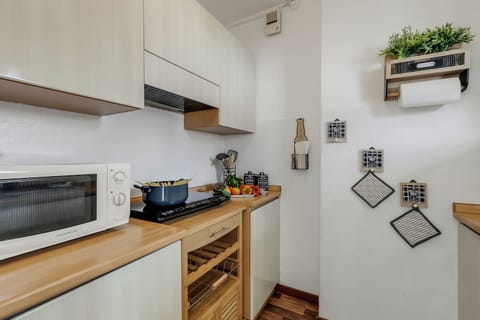 Standard Studio, Mountain View (Studio Blue Petit) | Private kitchen | Fridge, microwave, stovetop, coffee/tea maker