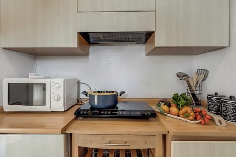 Fridge, microwave, stovetop, cookware/dishes/utensils