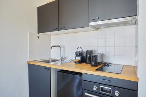 Apartment | Private kitchen | Fridge, oven, stovetop, coffee/tea maker