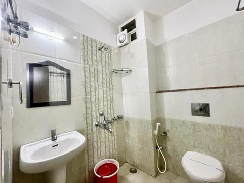 Deluxe Triple Room | Bathroom