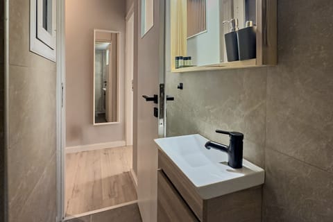 Luxury Studio, City View | Bathroom