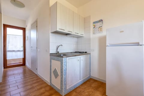 Basic Apartment, Garden View | Private kitchen | Stovetop, cookware/dishes/utensils