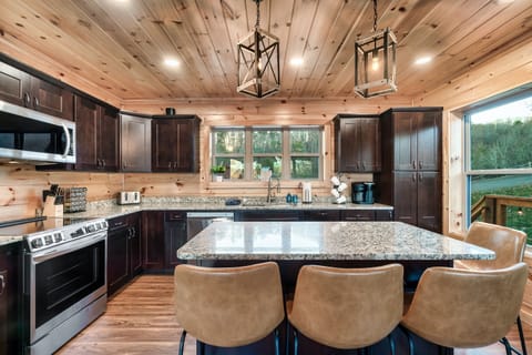 Fully equipped kitchen: dinner/silver/bake/dinner-ware included