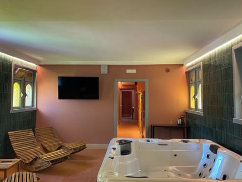 Sauna, hot tub, steam room, massages