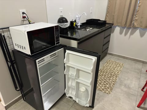 Design Apartment | Private kitchen | Mini-fridge, microwave, stovetop, toaster