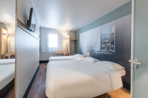 Triple Room, Non Smoking | Premium bedding, desk, free WiFi, bed sheets