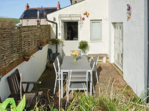 Sitting-out-area | Rose Villa, Brynhenllan, Dinas Cross, Pembrokeshire